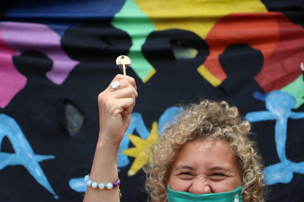 mujer levantando una llave