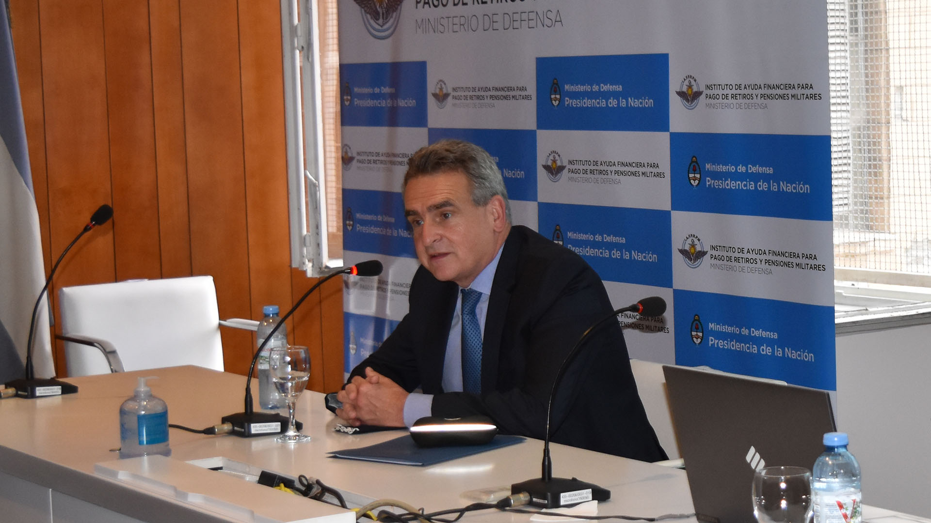 El ministro Rossi durante su alocución