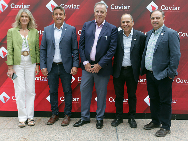 Autoridades regionales y nacionales del INTA. Desayuno de la COVIAR. Mendoza, 2024