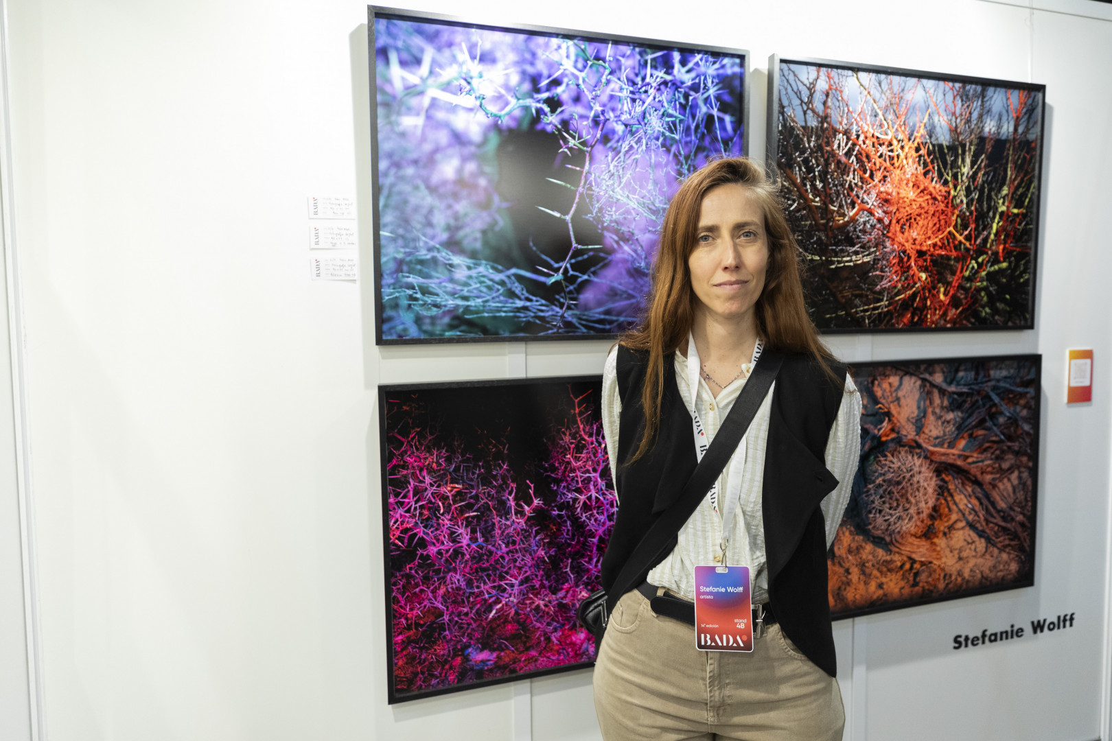 Stefanie Wolff expone y comercializa fotografías digitales que toma con flashes y acetatos de colores en la barda neuquina.