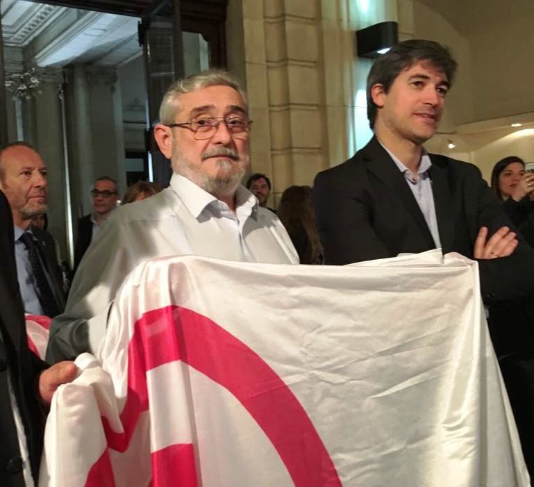 Daniel Barberis recibiendo la Bandera de la Paz