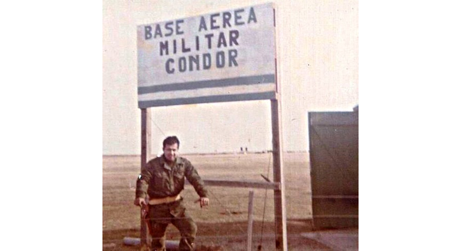 El vicecomodoro Pedrozo junto al cartel de la Base Aérea Militar Cóndor