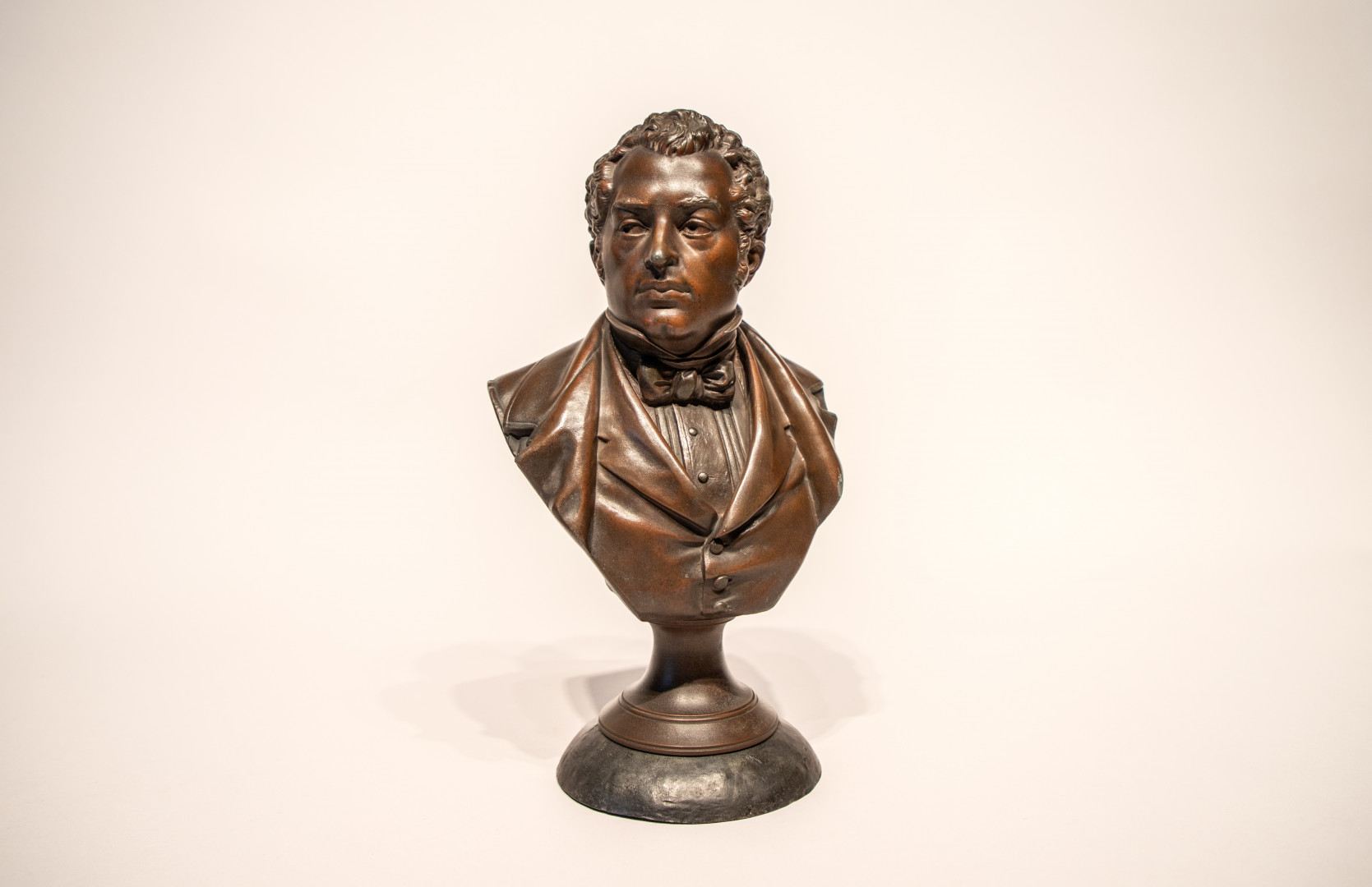 Busto de Bernardino Rivadavia Busto de bronce del expresidente Bernardino Rivadavia. La pieza está iluminada de frente y sobre un fondo gris.