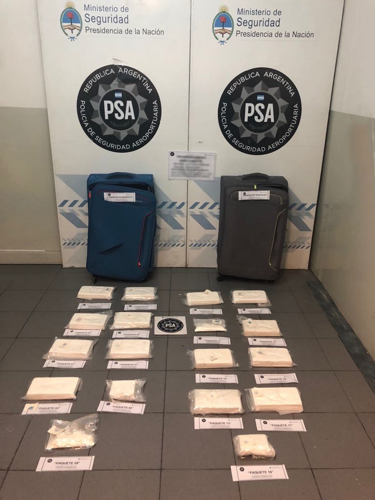 Detuvimos a un hombre con más de 15 kilos de cocaína en el Aeropuerto de Ezeiza