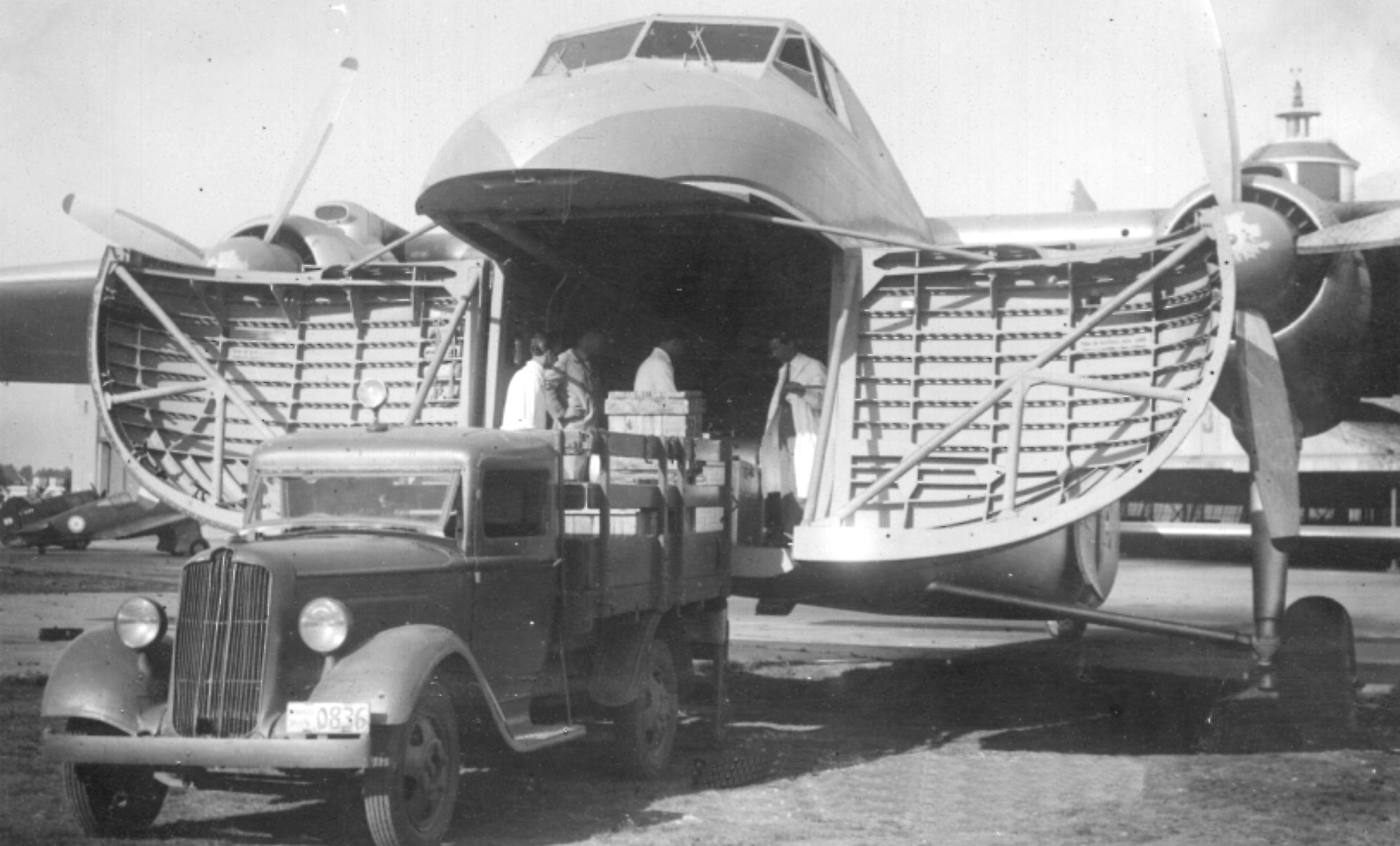Bristol 170 con su portalón abierto para el acceso de la carga en El Palomar