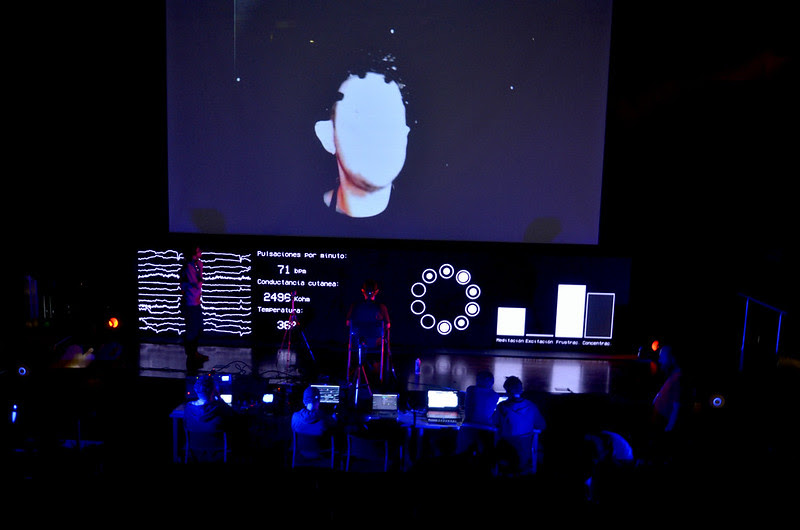 Conectado a una interfaz cerebro-computadora, el director Federico Pintos remixa su película en tiempo real. 