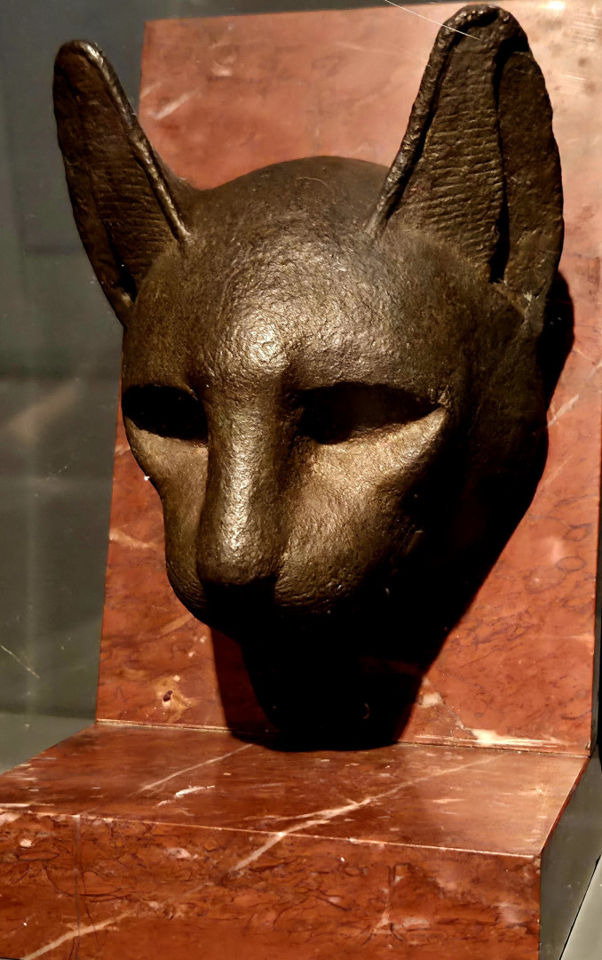 Cabeza de gato. Fundición en bronce. Período tardío (siglos VII-IV a. C.). 2,5 x 10,5 cm. Museo Municipal de Bellas Artes de Tandil (Inv. 217 03 067).