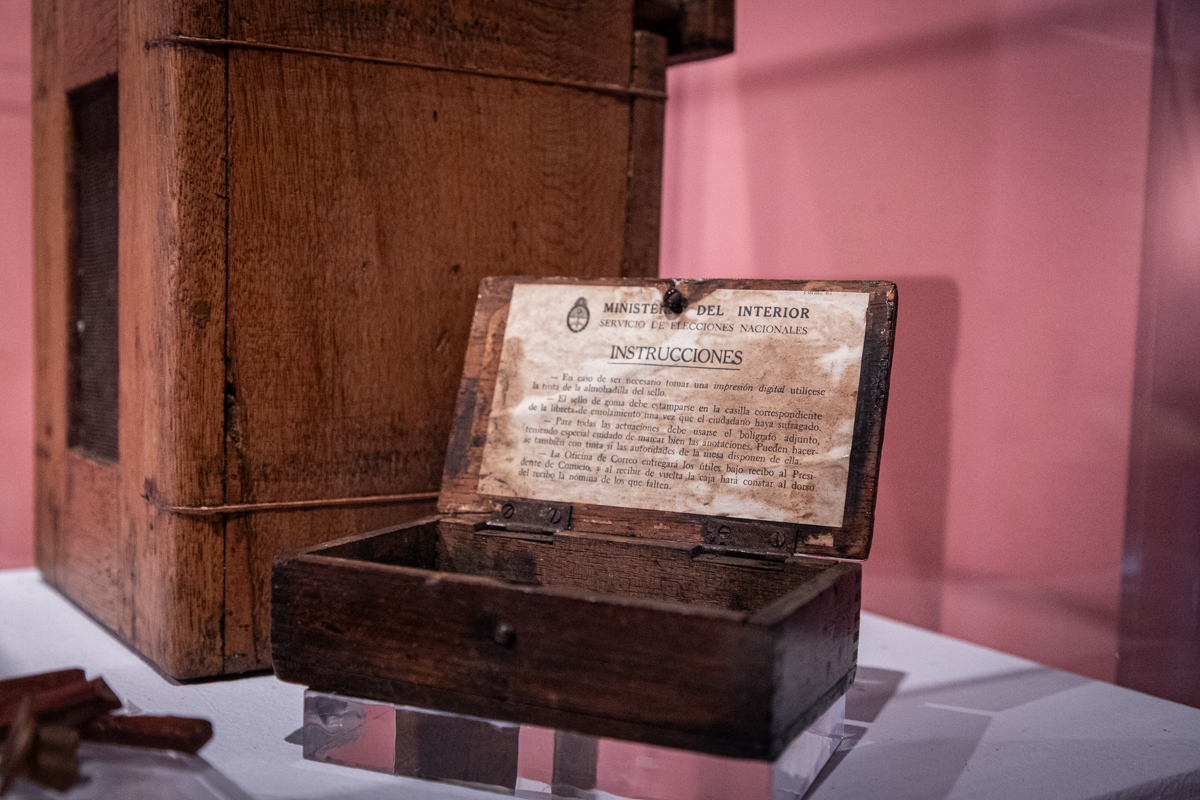 Vista de una caja de madera que contiene lacres usados para votar a inicios del siglo XX.