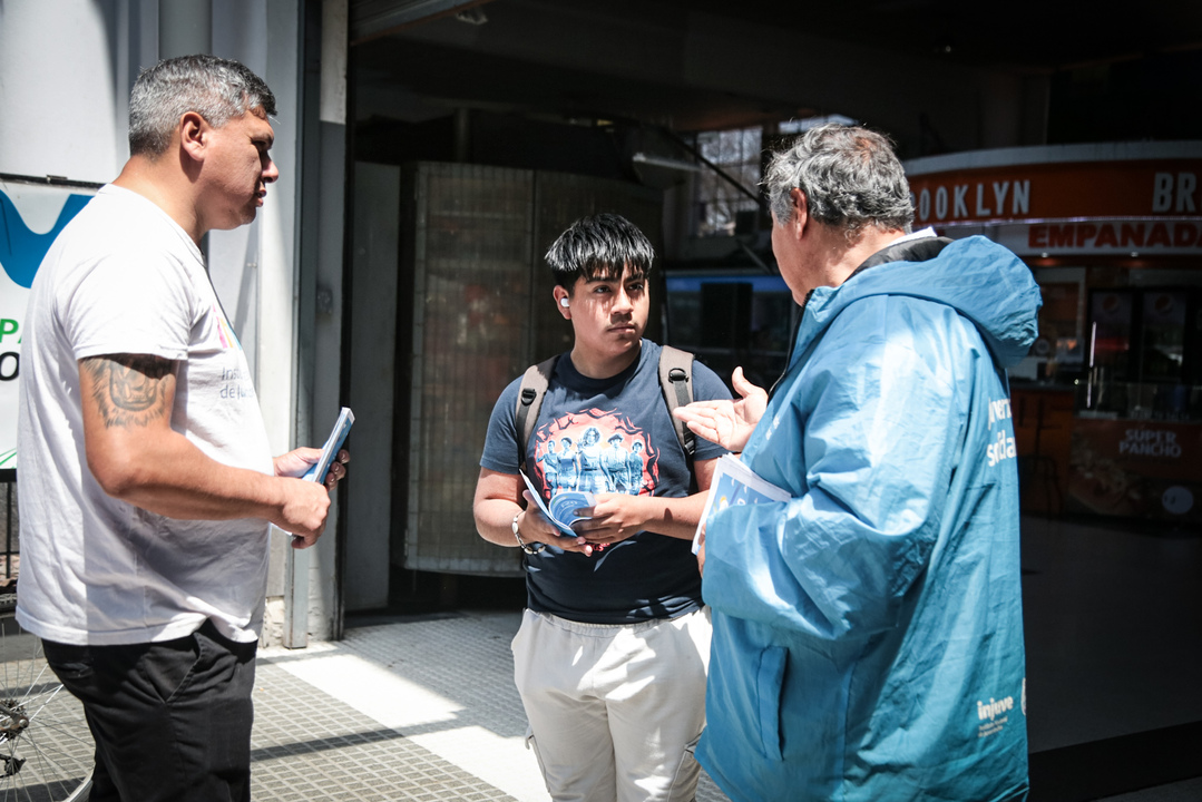 Joven en Punto Informativo Quiero.