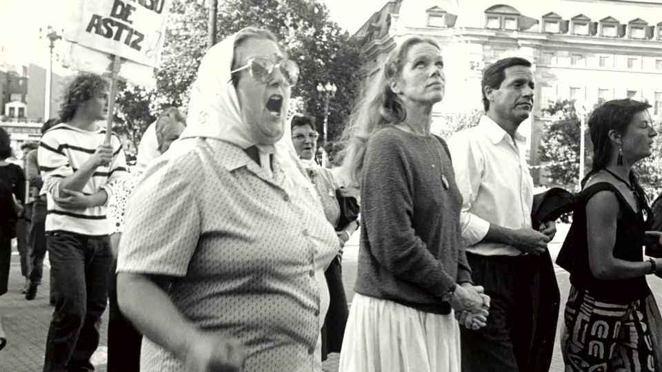 "Hebe" reúne fotografías de su propio archivo y materiales del Archivo Histórico de Canal Encuentro, el Archivo Histórico de la Asociación Madres de Plaza de Mayo y el Archivo Histórico RTA. 