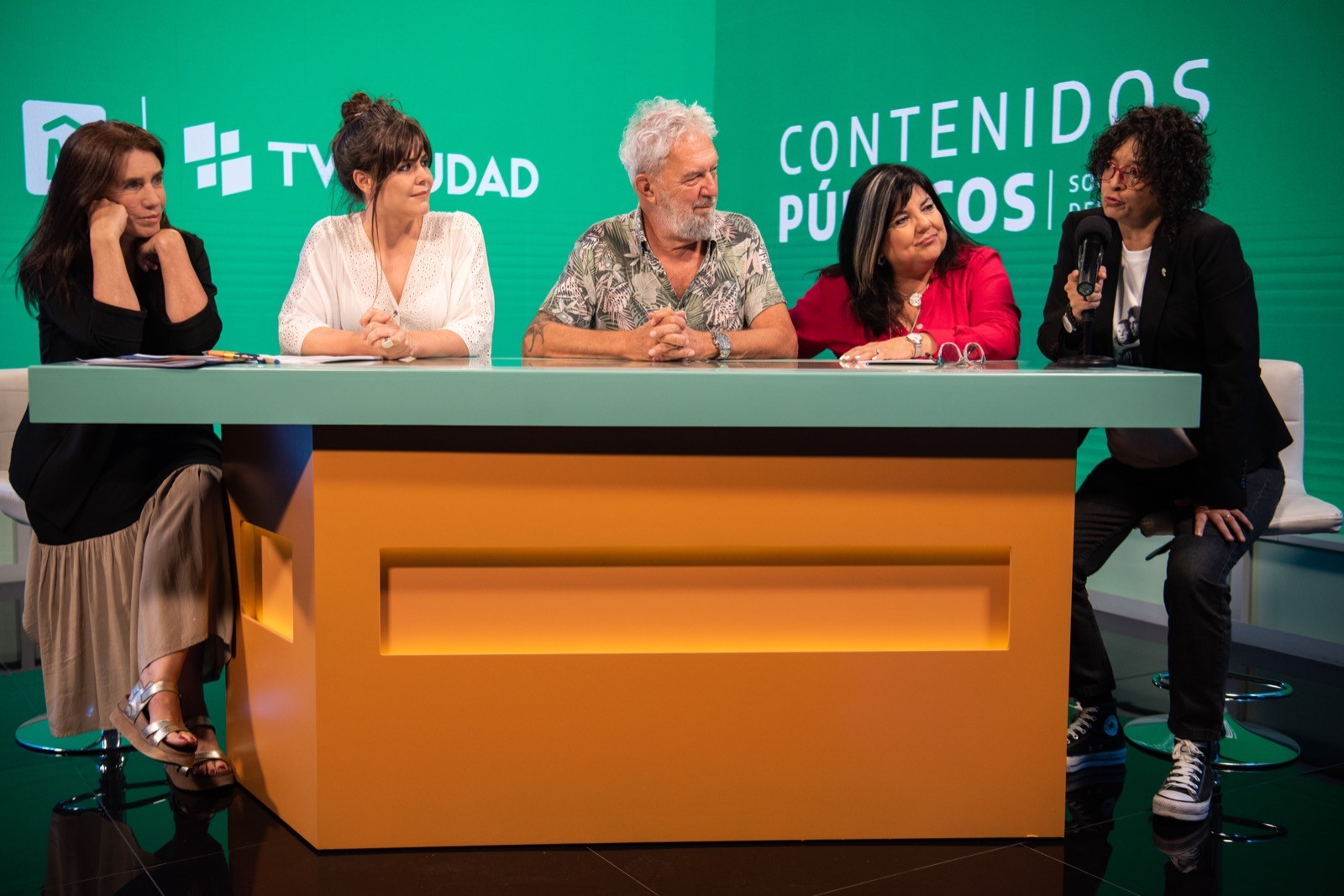 Directora de Canal Encuentro, Cecilia Flachsland; la gerenta general de Contenidos Públicos Sociedad de Estado (CPSE), Jésica Tritten; el conductor Lalo Mir; la directora de Cultura de la Intendencia de Montevideo, María Inés Obaldía; y la directora de TV Ciudad, Alejandra Casablanca.