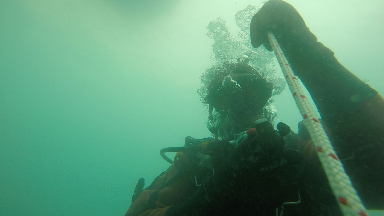 Buzo debajo del agua haciendo reconocimiento