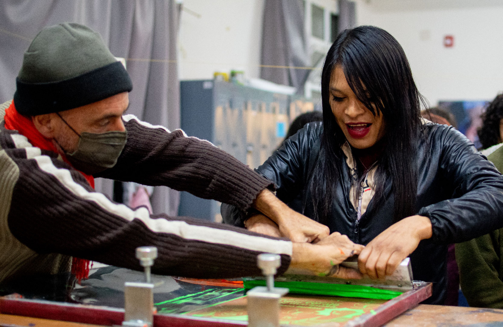 Taller de serigrafia en la jornada del orgullo