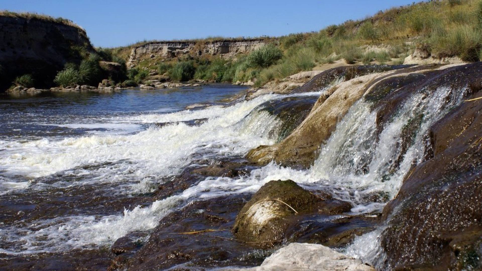 Cascada sobre el río Cascada sobre el Rio