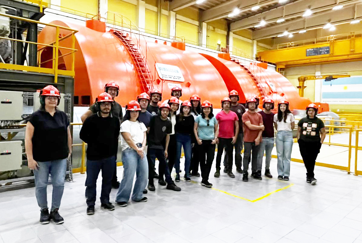 Participantes del Curso Básico de Protección Radiológica – Edición 2025 durante una visita al Complejo Nuclear Atucha Participantes del Curso Básico de Protección Radiológica – Edición 2025 durante una visita al Complejo Nuclear Atucha