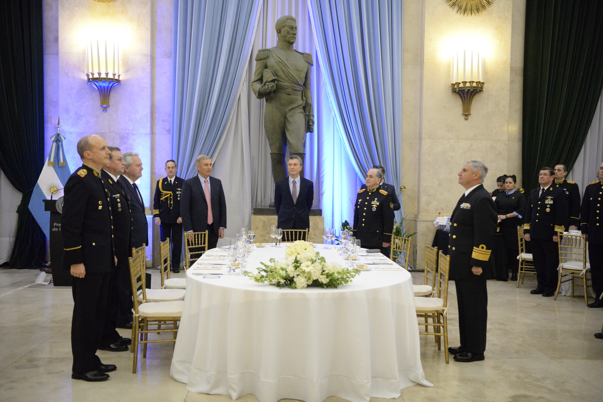 El presidente de la Nación junto a las autoridades de las Fuerzas Armadas