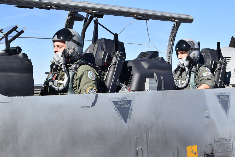 El jefe del Estado Mayor General de la Fuerza Aérea Argentina (FAA), brigadier mayor Xavier Julián Isaac a bordo de una aeronave Texan II