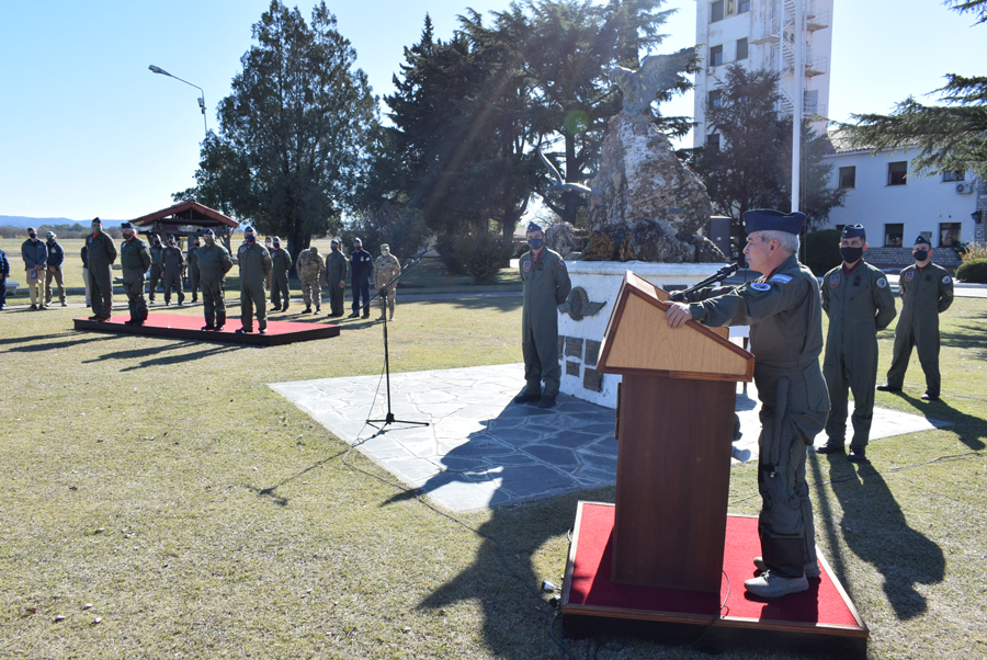 Titular de la Fuerza Aérea Argentina brindando un discurso