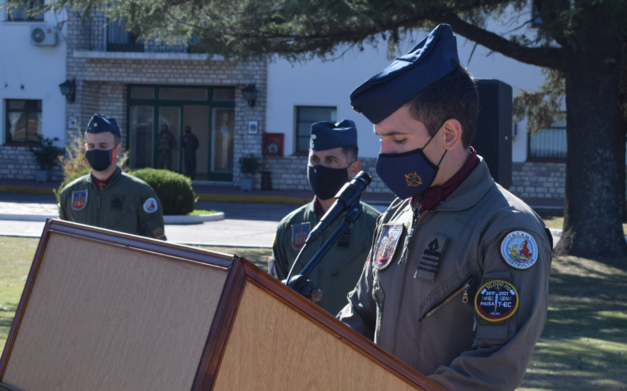 El jefe de Operaciones del Escuadrón Aéreo Texan II, capitán Eric Baldassa brindando palabras alusivas