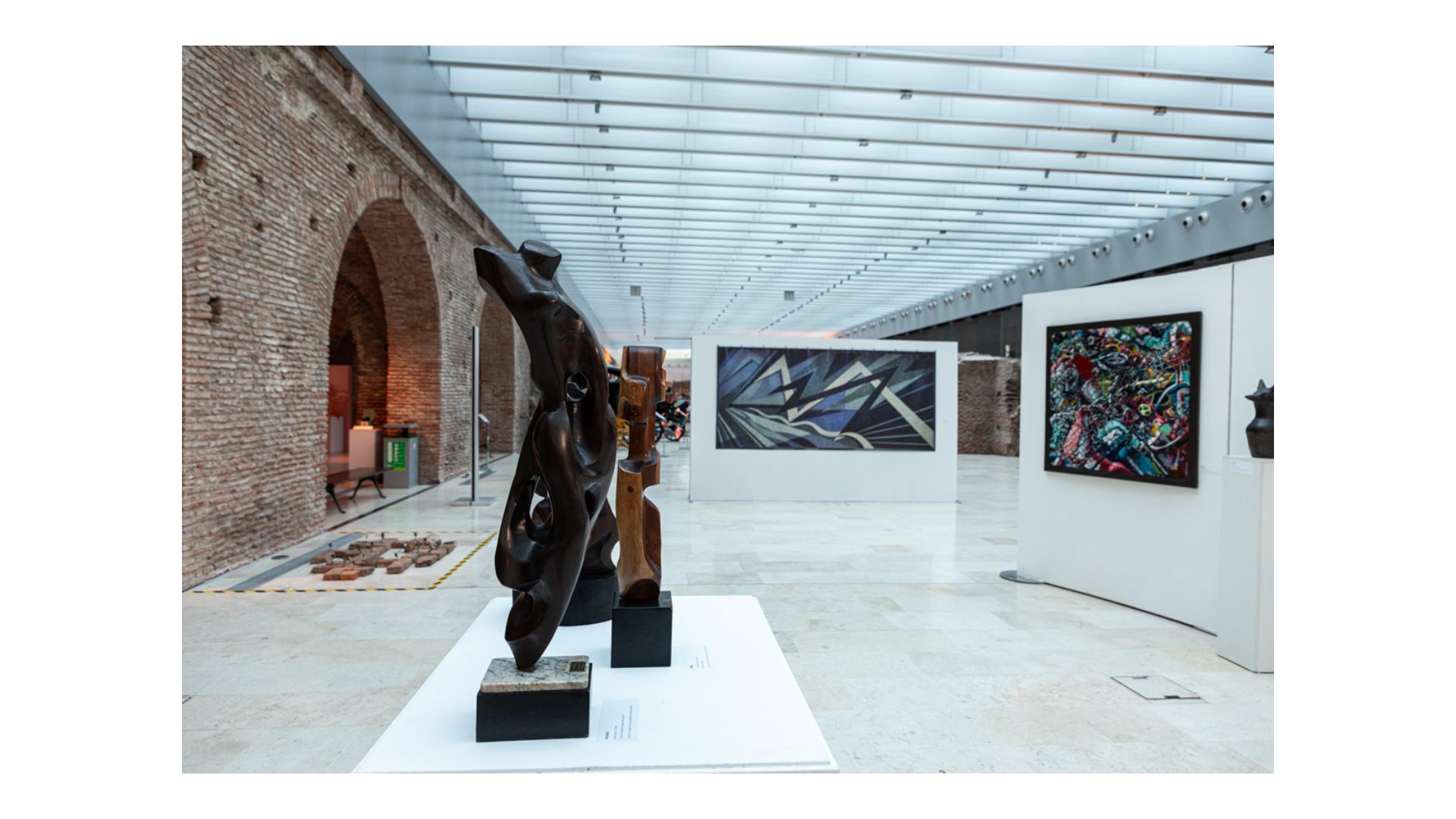 Vista de la exposición "Chaco en Casa Rosada". En el fondo se ve la reproducción del mural "Empuje" de Emilio Pettoruti