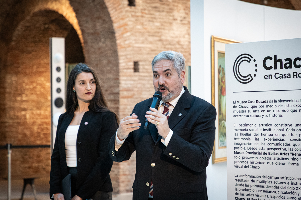 Fotografía color. Allí se observa a la directora del MCR Virginia F. González junto a Fernando Quevedo Orden en la inauguración de la exposición "Chaco en Casa Rosada".