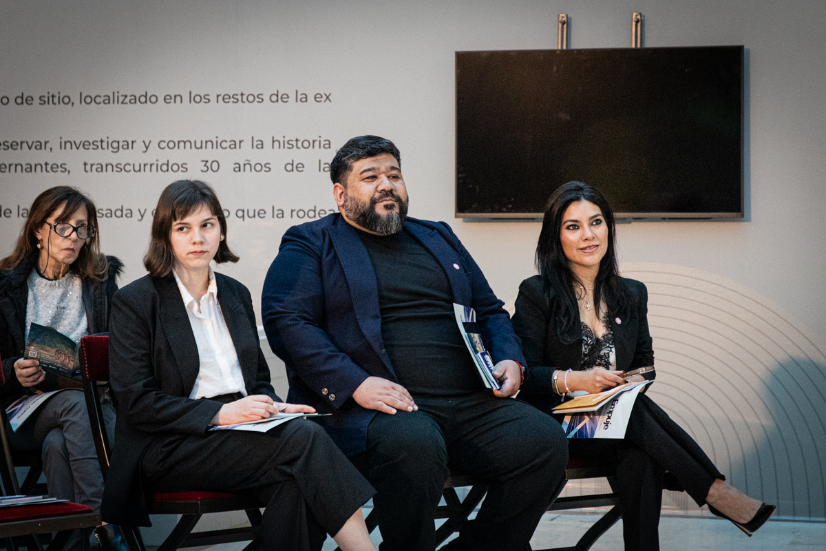 Fotografía color. Se observan tres personas sentadas: Romina Carballo, Javier Sosa y Belén Agudiez.  Javier