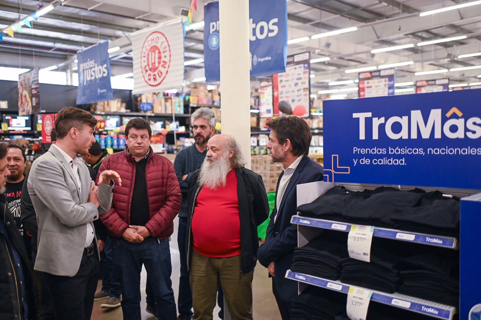 Exposición de productos textiles fabricados por cooperativas en las góndolas del Hipermercado Chango Más. 