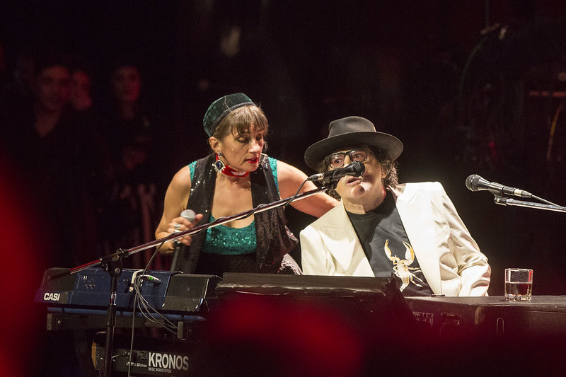 Hilda Lizarazu canta junto a Charly García al piano