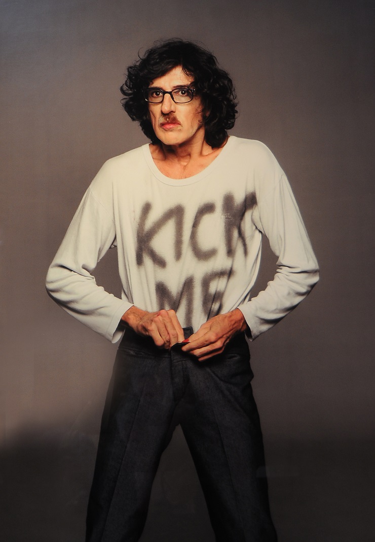 Nora Lezano llevaba puesta esta remera, intervenida por ella. Charly la vio y le propuso intercambiar camisetas para la portada de una revista.