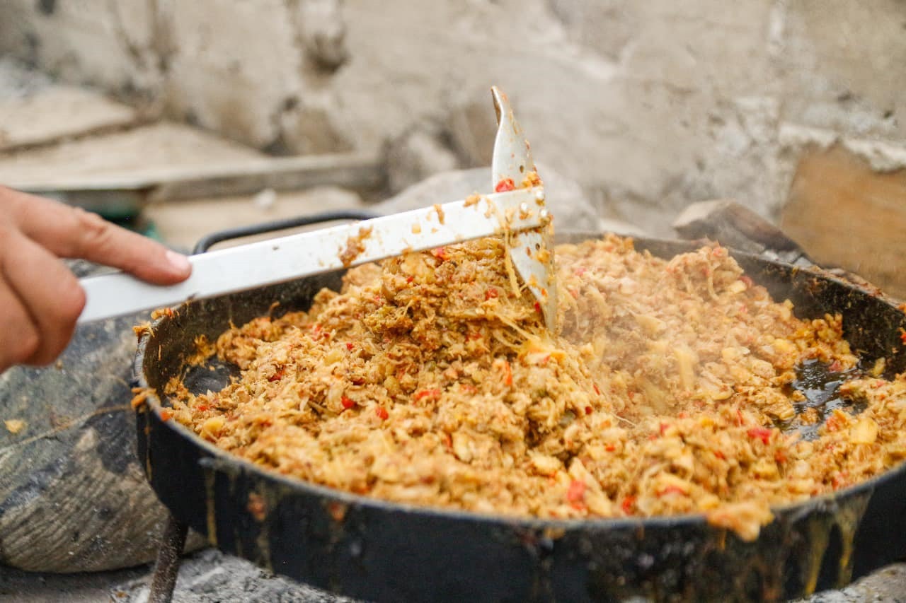 Elaboración de Sasta. Revuelta de huevos, cebollas, pimientos, ají y, por supuesto, charqui.