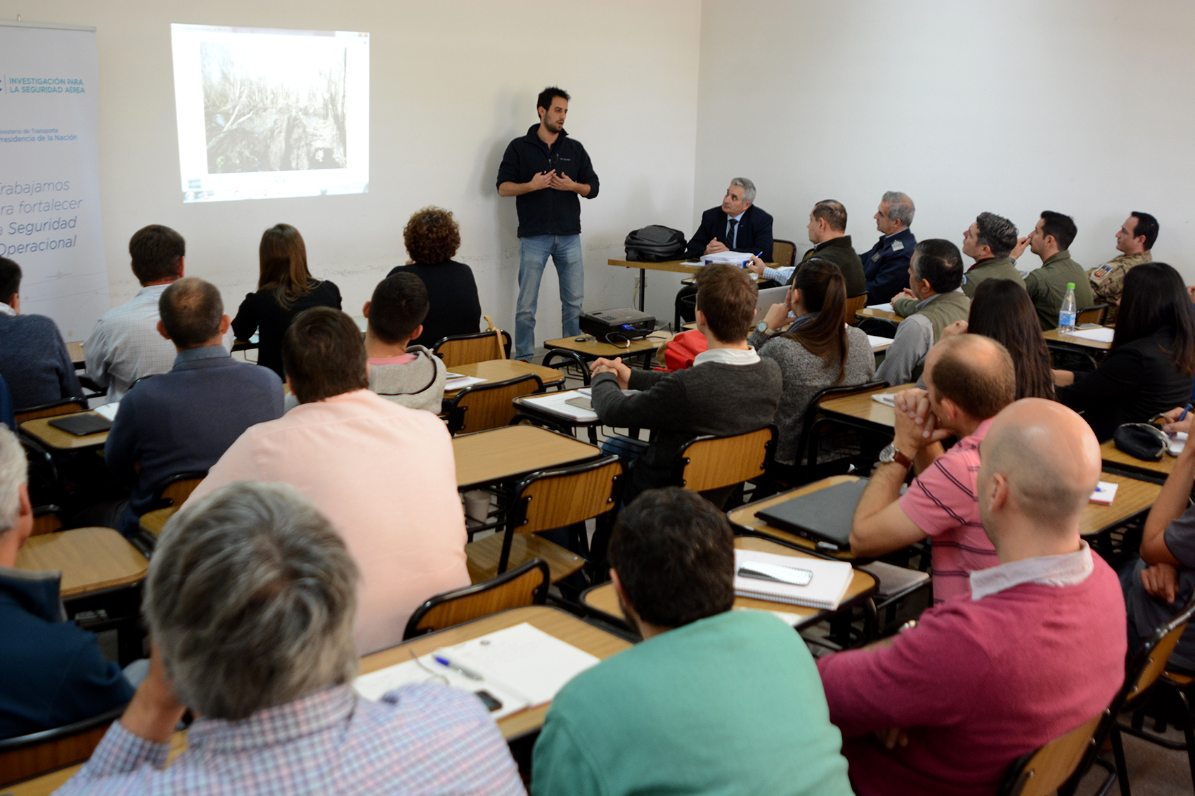 Imagen del aula con cursantes y el expositor, Esteban Maddonni
