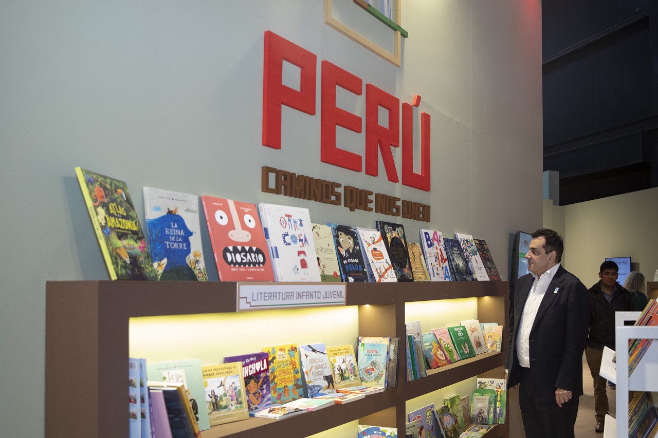 El secretario Cifelli recorrió el stand de Perú, como país invitado de honor, entre otros.