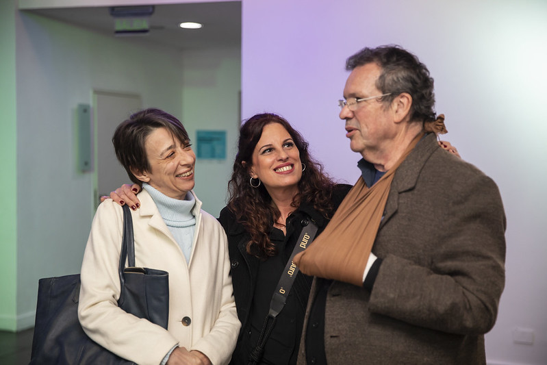 Valeria González, Lorena Pokoik (directora de la Casa del Bicentenario) y Tristán Bauer en la inauguración de la muestra Premio 8M