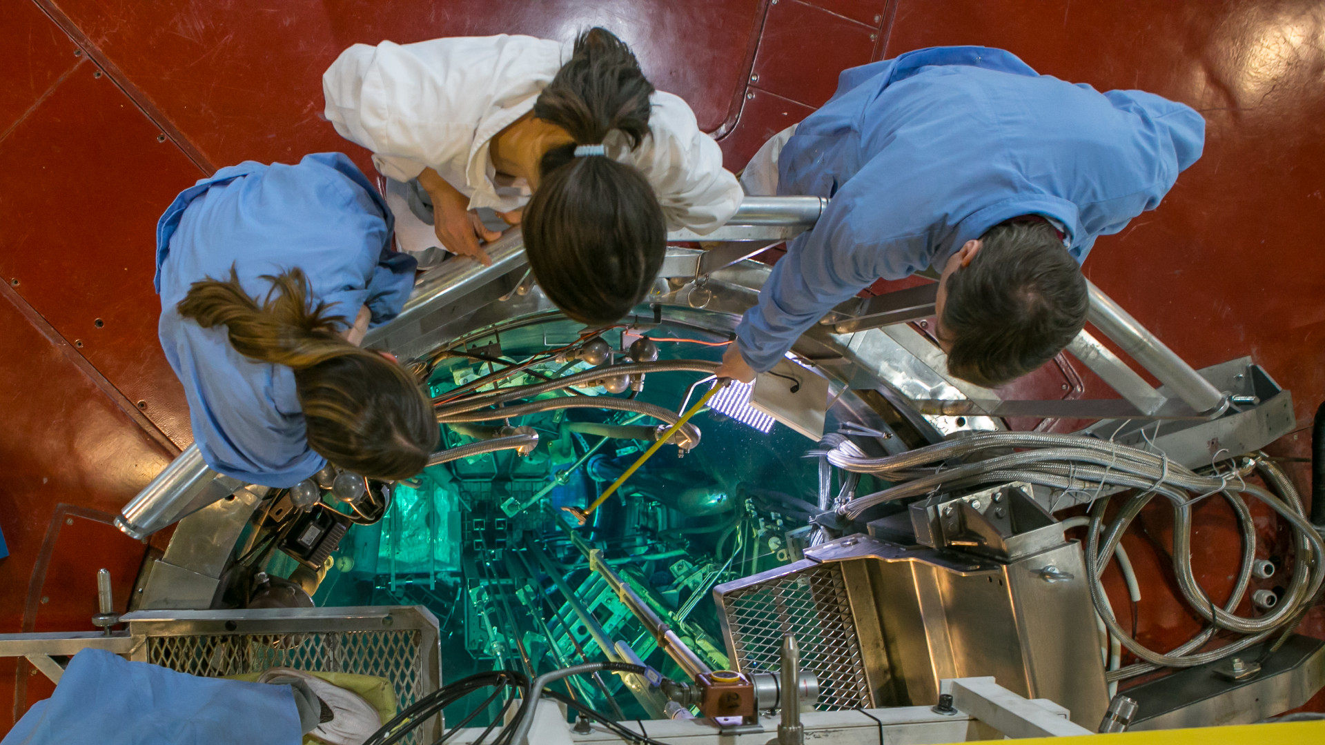 Los institutos académicos de la CNEA ofrecen a sus estudiantes acceso a las instalaciones de los centros atómicos. (Foto: Instituto Balseiro) Estudiantes del Instituto Balseiro en la boca del reactor nuclear de investigación RA-6