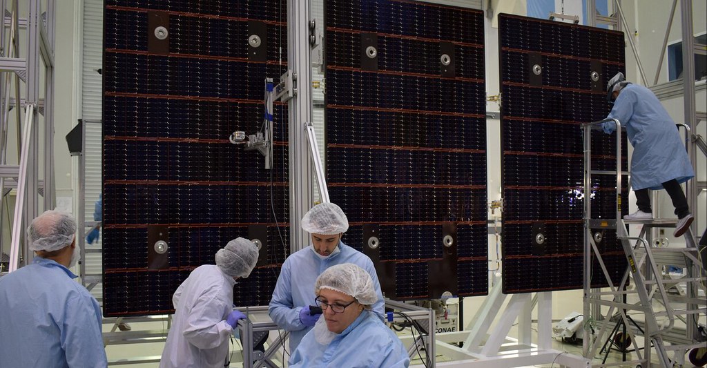 El Departamento de Energía Solar de la CNEA armando los paneles solares del satélite SAOCOM 1B a pedido de la CONAE