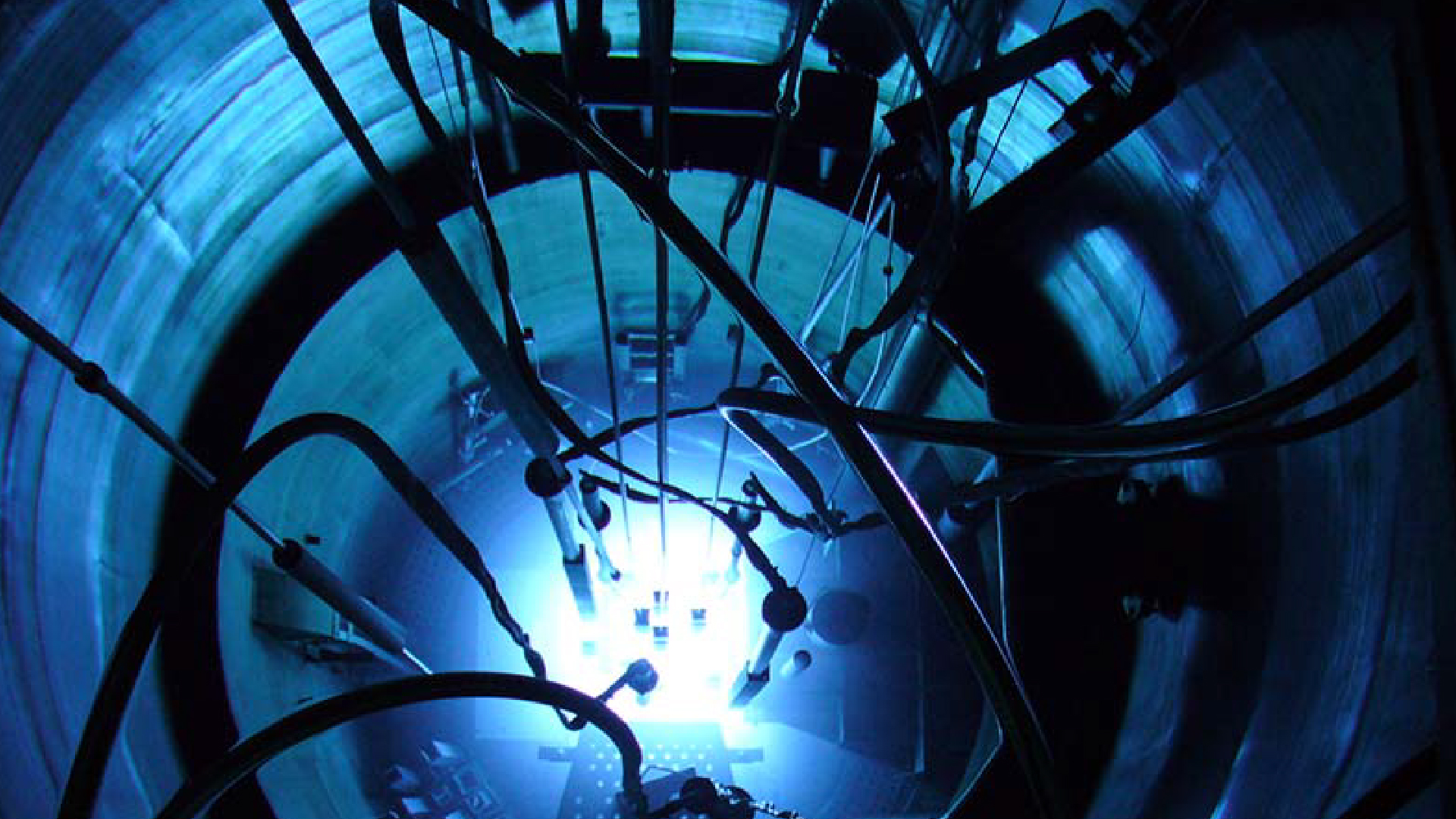 La interacción entre el combustible nuclear y el agua que lo contiene genera una luz azul llamada Efecto Cherenkov. En la foto se puede ver el núcleo del reactor RA-3, ubicado en el Centro Atómico Ezeiza.