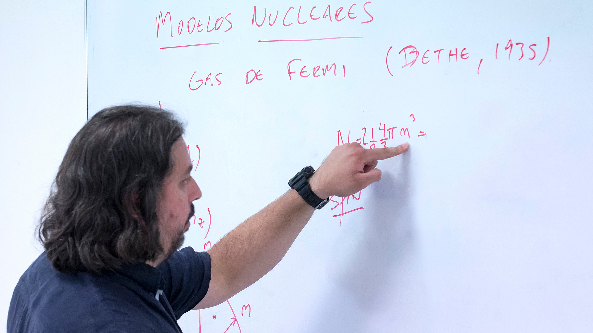 Los planteles docentes de los institutos de la CNEA están integrados en su mayoría por investigadoras/es en actividad. (Foto: Instituto Dan Beninson) Los planteles docentes de los institutos de la CNEA están integrados en su mayoría por investigadora/es en actividad. (Foto: Instituto Dan Beninson)