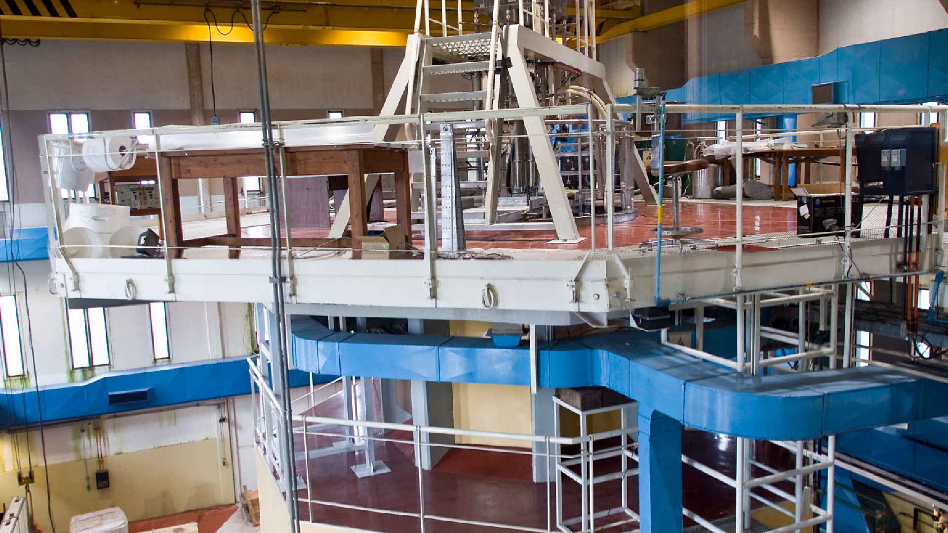 Vista lateral del reactor de investigación RA-6 de la CNEA, considerado "reactor escuela" por la utilidad que brinda a los estudiantes de Física e Ingeniería Nuclear del Instituto Balseiro