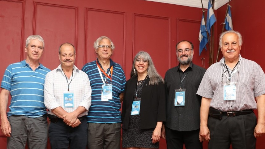 La presidenta Adriana Serquis junto a los jefes de los cinco reactores de investigación