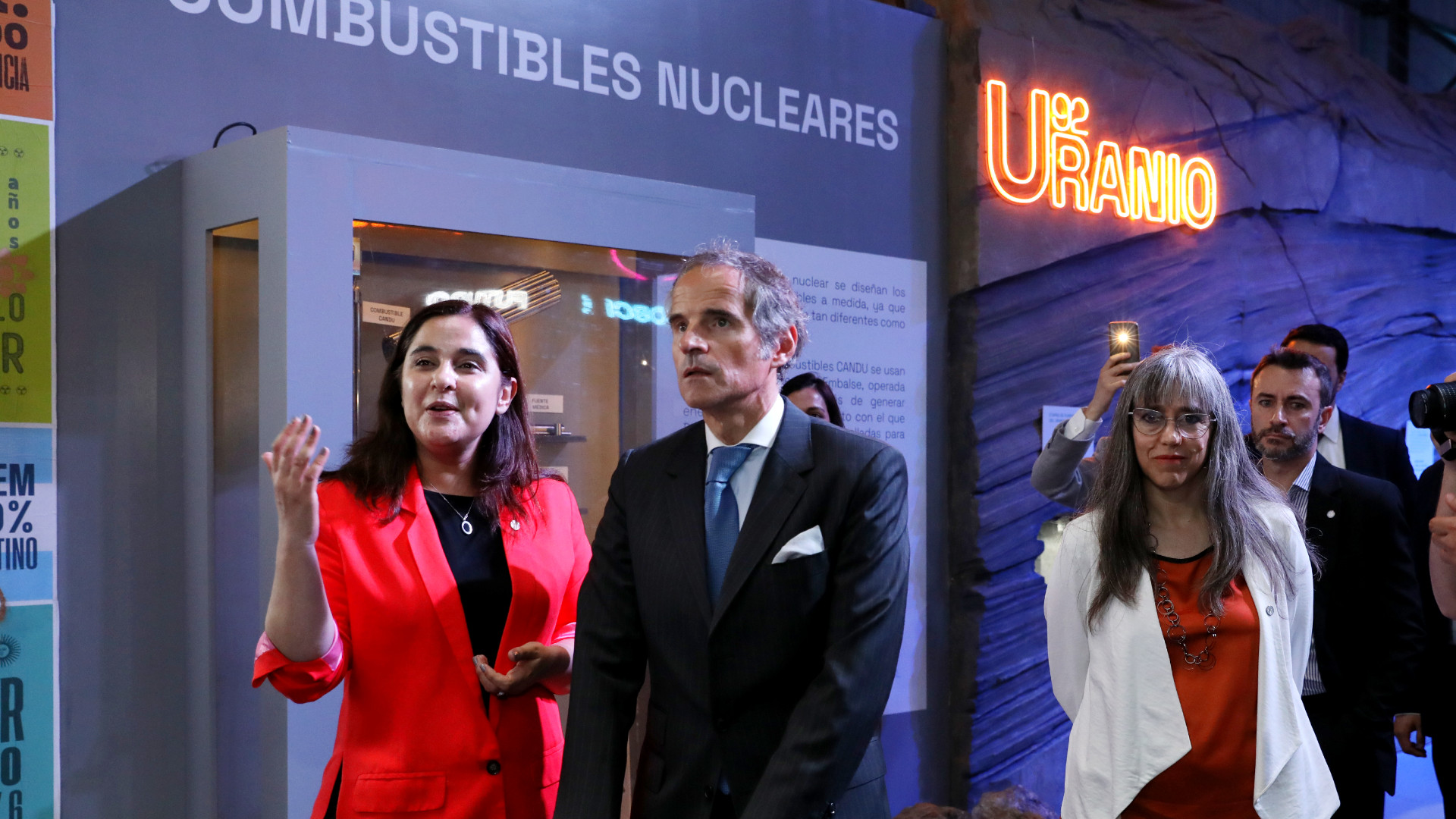 Luego del Conversatorio, el Director General del OIEA visitó el stand de la CNEA en Tecnópolis