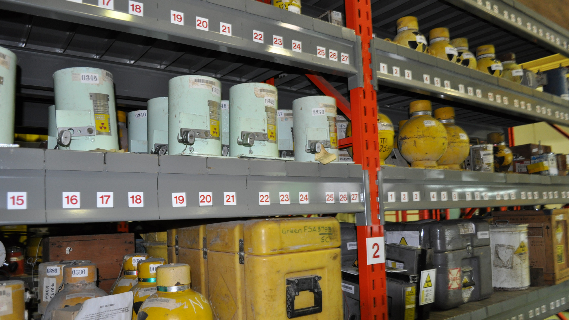 Almacenamiento de fuentes selladas en desuso provenientes de aplicaciones industriales (Area de Gestión en el Centro Atómico Ezeiza)