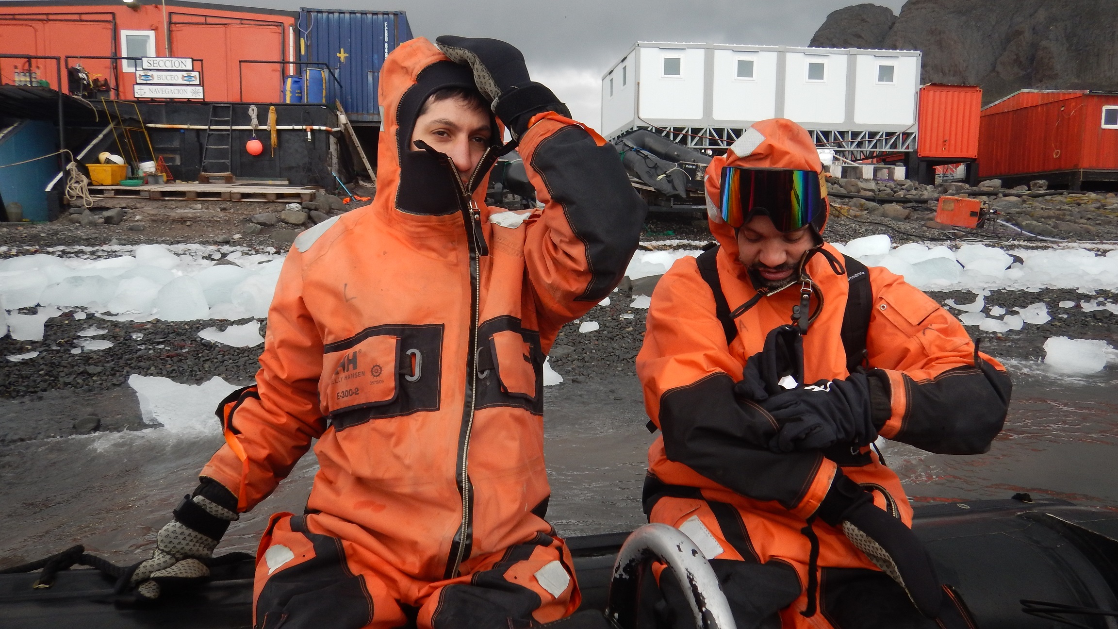 Profesionales de Energía Solar de la CNEA trasladando equipos para realizar instalaciones en las bases antárticas de Argentina