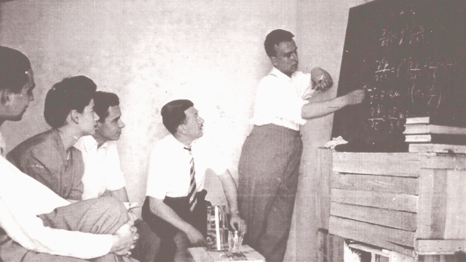 El profesor Jorge Sabato estudiando con sus compañeros en 1946