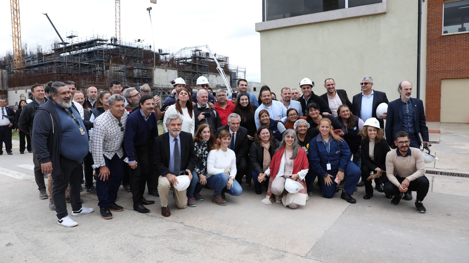 El Presidente de la Nación y el Ministro de Ciencia y Tecnología visitaron la obra de construcción del reactor nuclear CAREM.