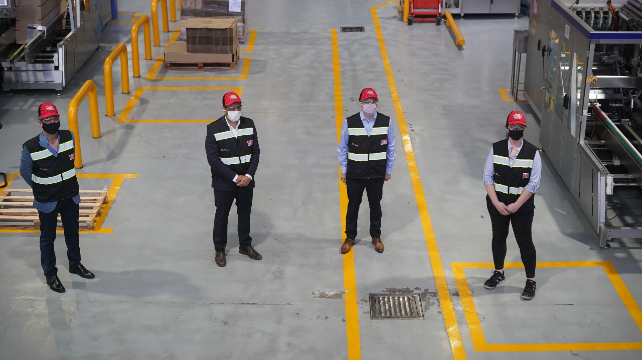 Cabandié visitó una planta embotelladora que realiza su producción con fuentes de energía renovable
