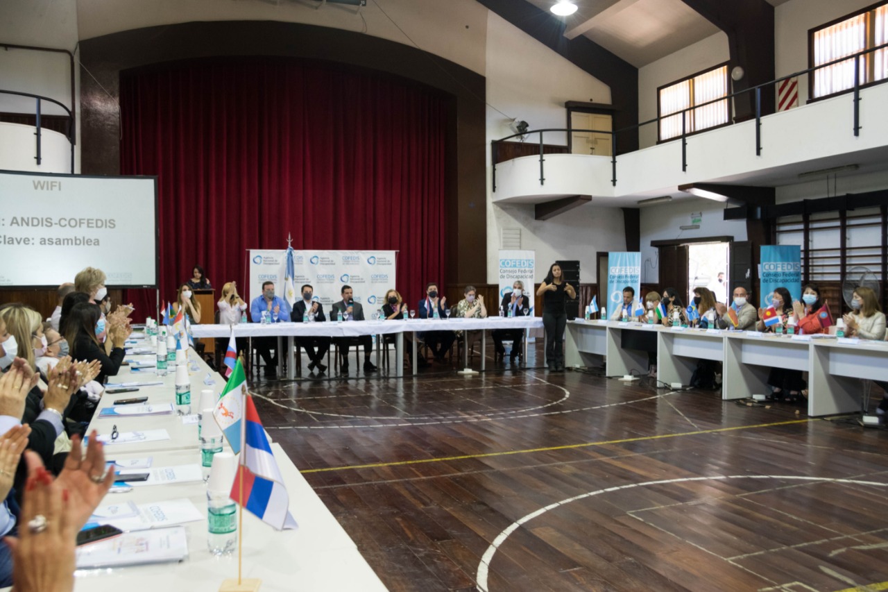 Imágen del encuentro de la asamblea del Consejo Federal de Discapacidad sentados todos alrededor de una mesa en forma de u.