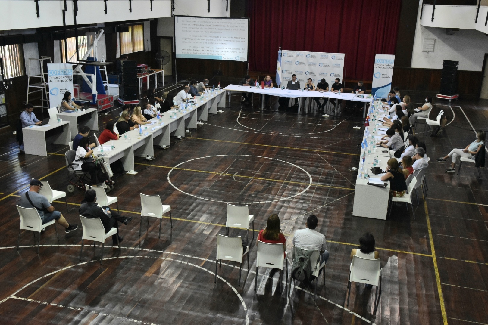 Imágen panorámica del salón junto con todos los participantes del COFEDIS.