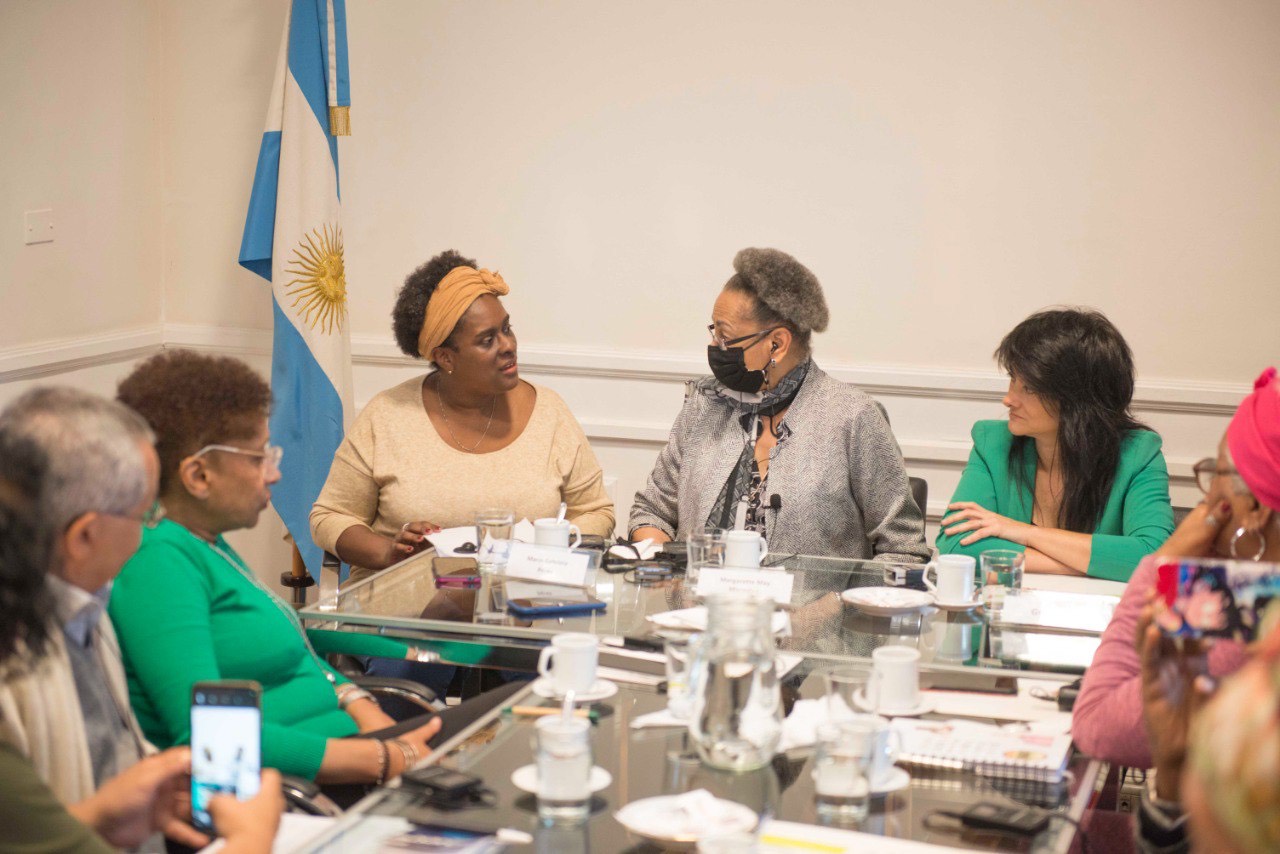 Maria Gabriela Perez, Margarette May Macaulay y Greta Pena durante el relanzamiento de la Comisión para el Reconocimiento Histórico de la Comunidad Afroargentina