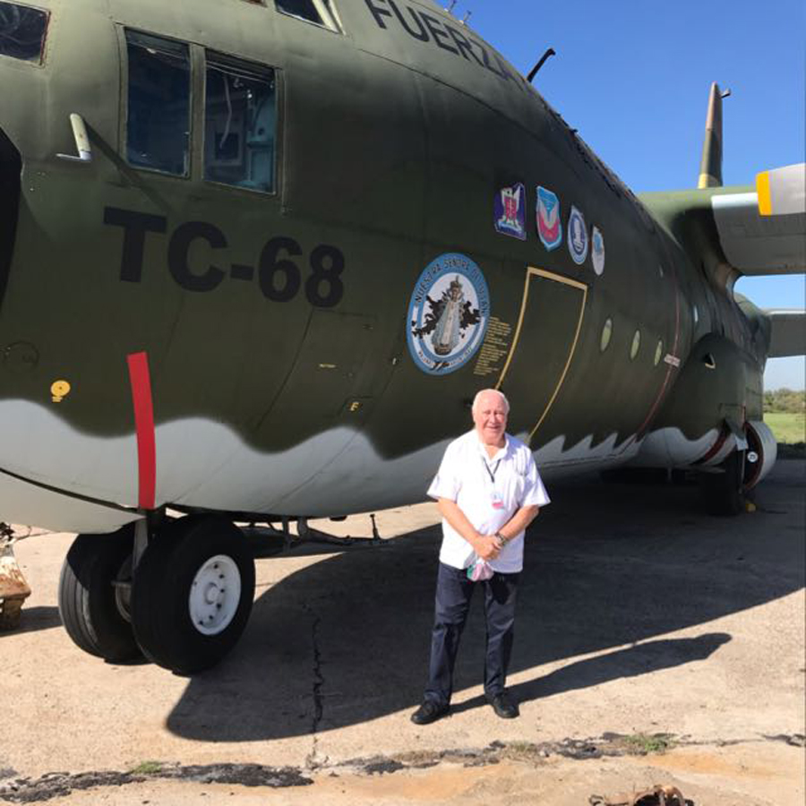 Comodoro "VGM" Luis Barusso junto al C-130 Hercules TC-68