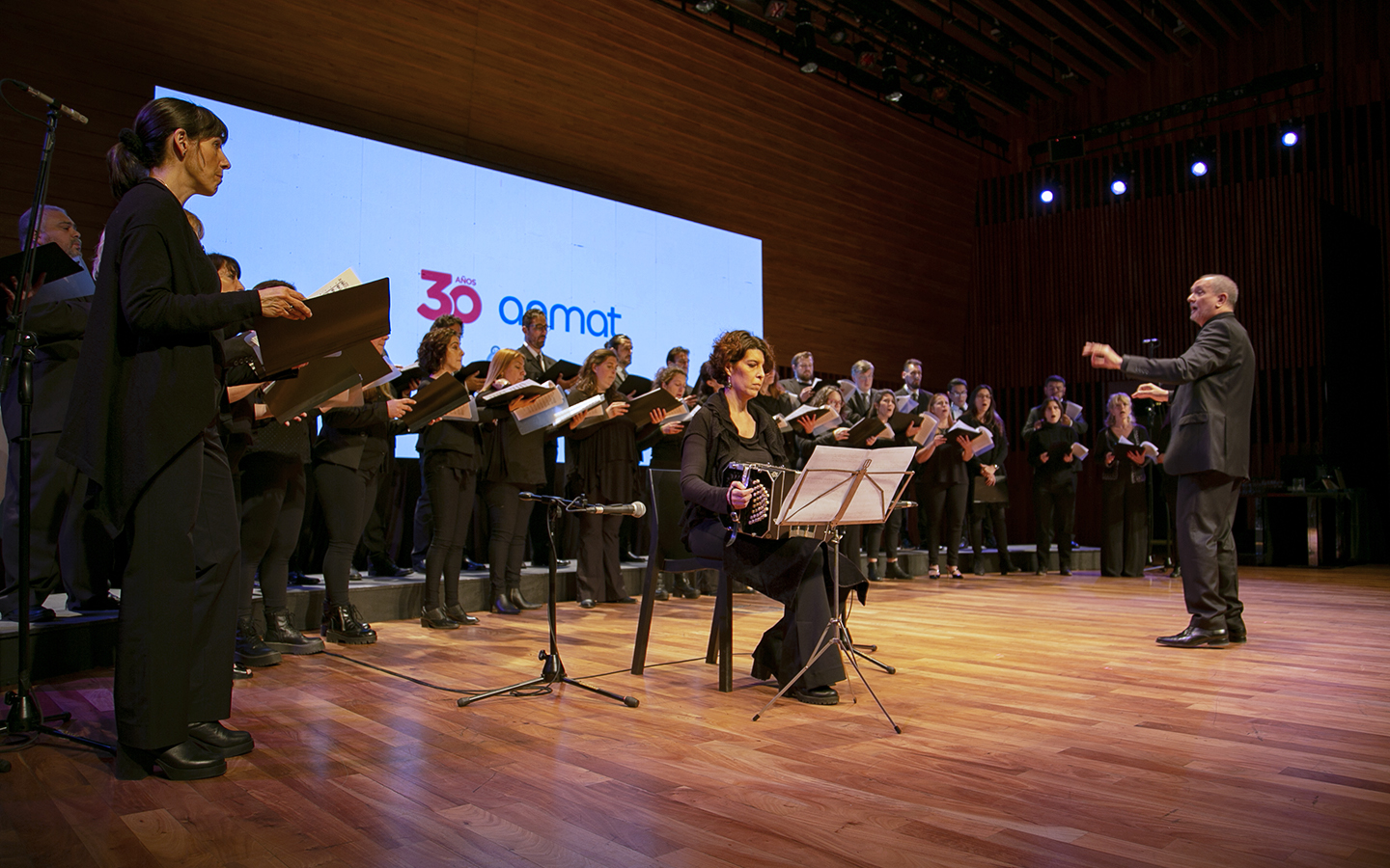 El Coro Nacional de Música Argentina interpreta un tango de Astor Piazzolla